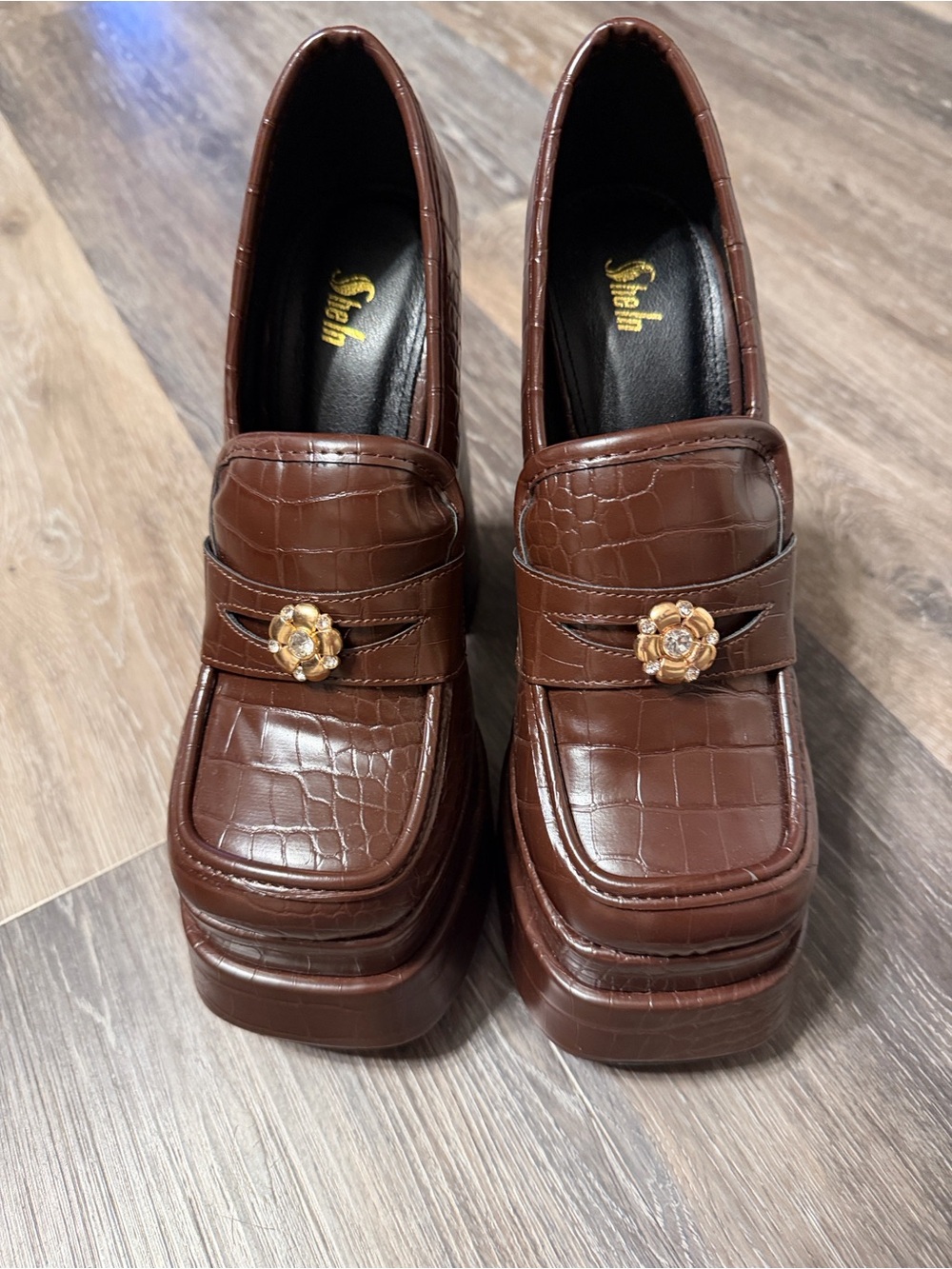 SHEIN Brown Croc-Embossed Platform Loafers with Gold Flower Accent